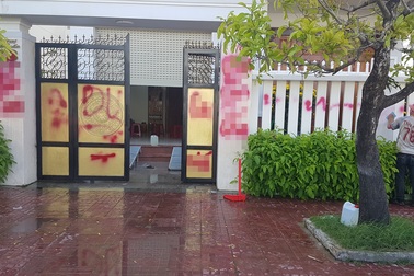 Nhà riêng của Giám thị Trại giam bị “tấn công” bằng sơn và trứng thối