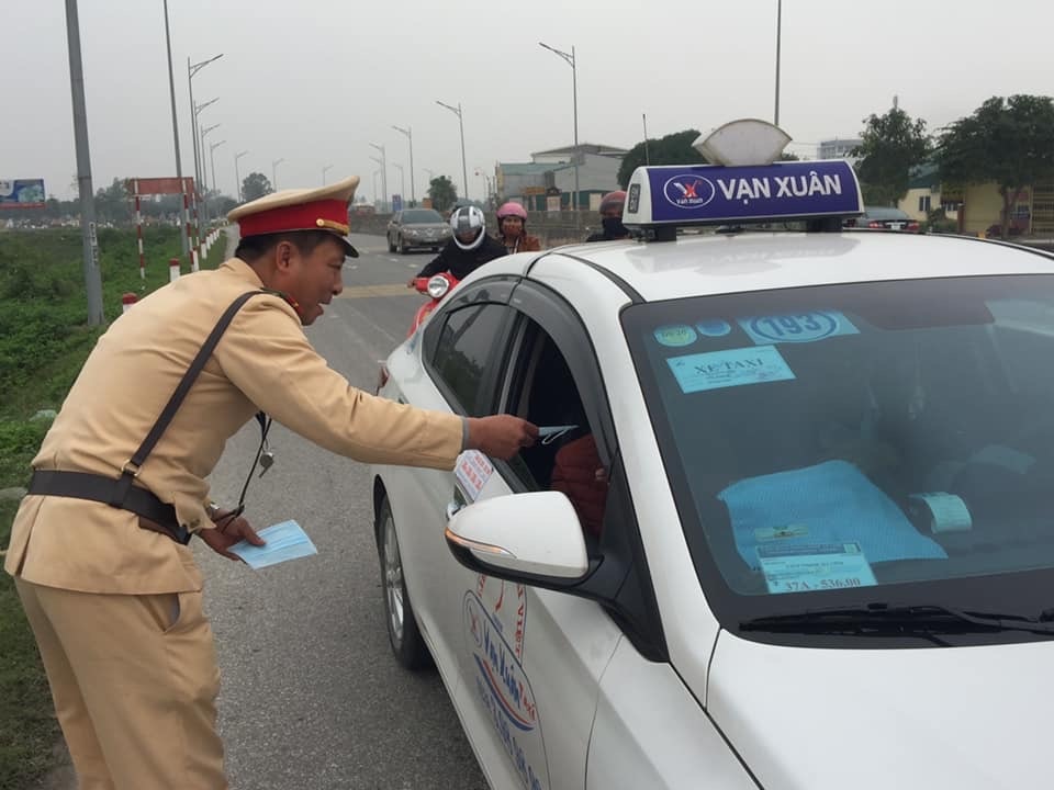 CSGT phát khẩu trang miễn phí cho người đi đường - 6 CSGT phát khẩu trang miễn phí cho người đi đường - 6