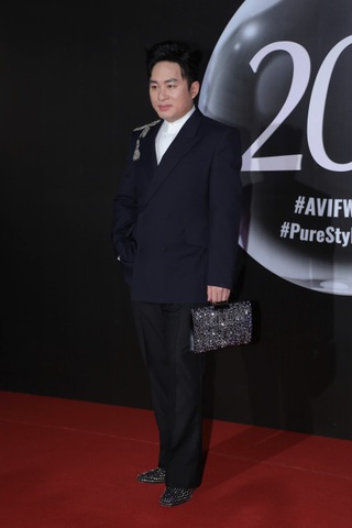 Tùng Dương “chặt chém” thảm đỏ với trang phục hàng hiệu giá nửa tỷ đồng - 1