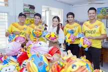 Siêu mẫu Hồ Đức Vĩnh tặng quà trung thu cho trẻ em