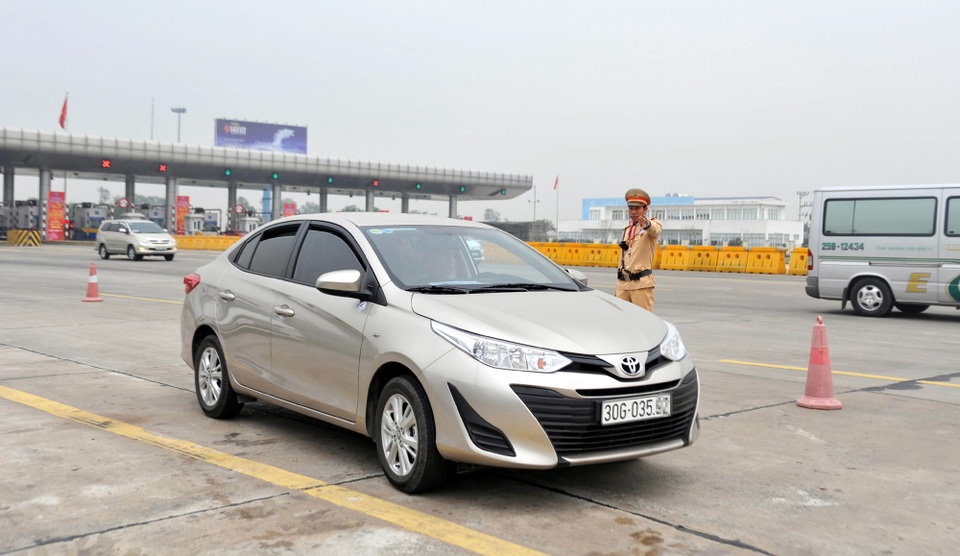 Kiểm tra nồng độ cồn tất cả tài xế điều khiển xe vào cao tốc - 1 Kiểm tra nồng độ cồn tất cả tài xế điều khiển xe vào cao tốc - 1