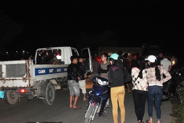 Hàng chục người nâng xe tải, đưa thi thể nam sinh ra ngoài