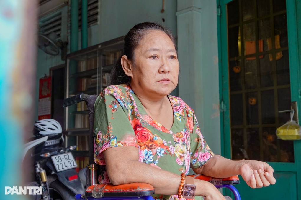 Người phụ nữ ngồi xe lăn, viết từng trang sách kiếm tiền chạy thận - 5 Người phụ nữ ngồi xe lăn, viết từng trang sách kiếm tiền chạy thận - 5