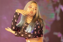 Sinh viên ĐH Hà Nội đội mưa, cháy hết mình trong đêm nhạc chào "tân binh"