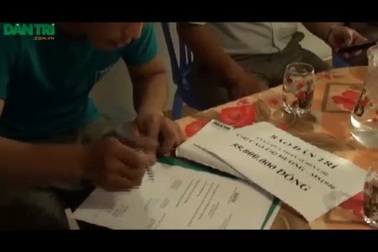 Trao 55 triệu đồng đến bé Hà An.