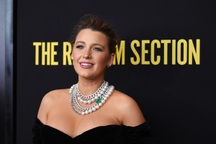 Blake Lively diện váy trễ nải quảng bá phim mới