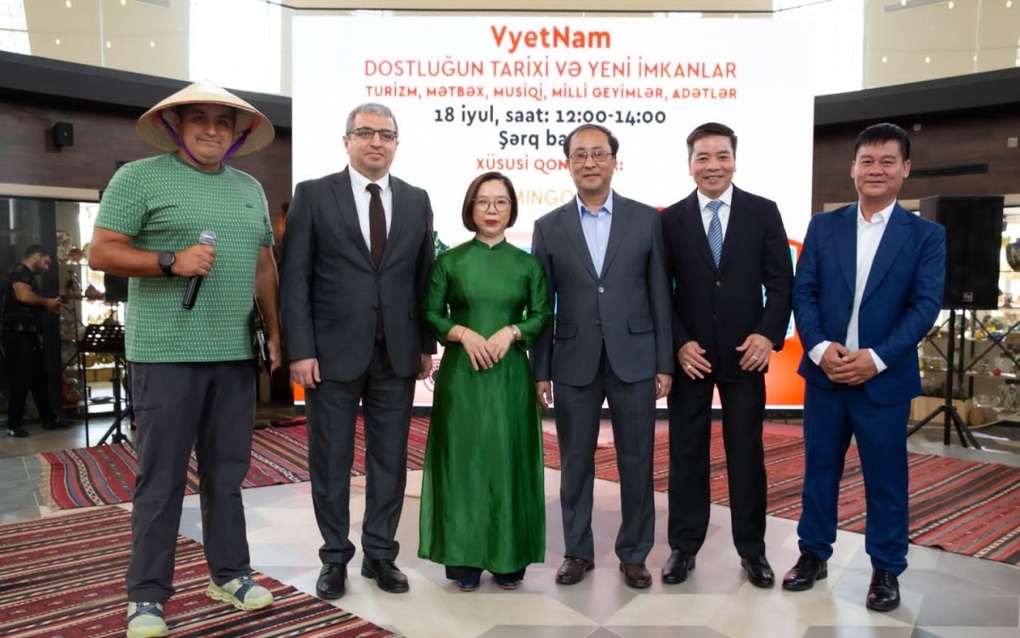Áo dài, nón lá rực rỡ trong lễ hội Ngày Việt Nam tại Azerbaijan - 1 Áo dài, nón lá rực rỡ trong lễ hội Ngày Việt Nam tại Azerbaijan - 1