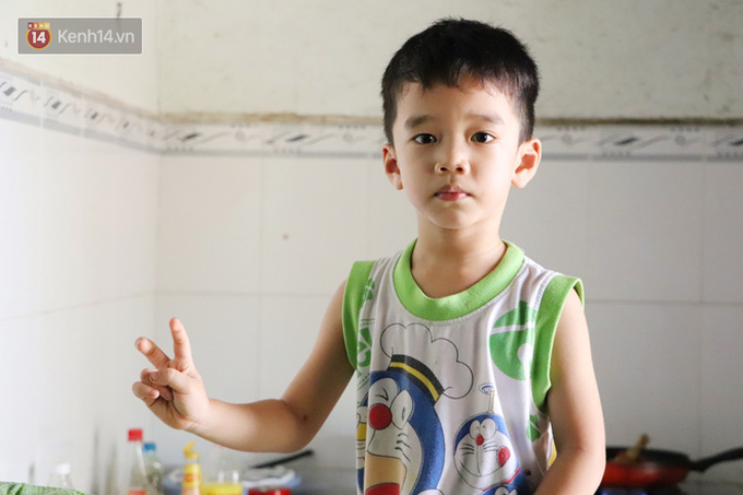 Bị ung thư buồng trứng vẫn gắng gượng đi làm, người mẹ cố sống từng ngày để lo cho đứa con khờ bệnh tật - Ảnh 5. Bị ung thư buồng trứng vẫn gắng gượng đi làm, người mẹ cố sống từng ngày để lo cho đứa con khờ bệnh tật - Ảnh 5.