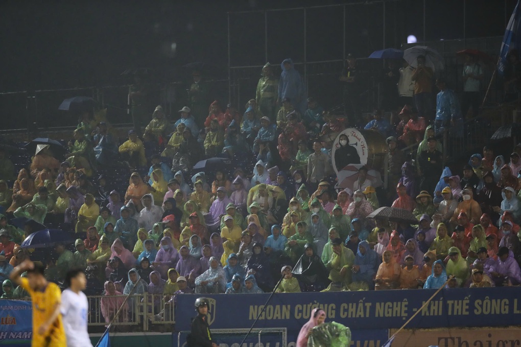 Đánh bại SL Nghệ An, CLB Nam Định tiến sát ngôi vương V-League - 1 Đánh bại SL Nghệ An, CLB Nam Định tiến sát ngôi vương V-League - 1