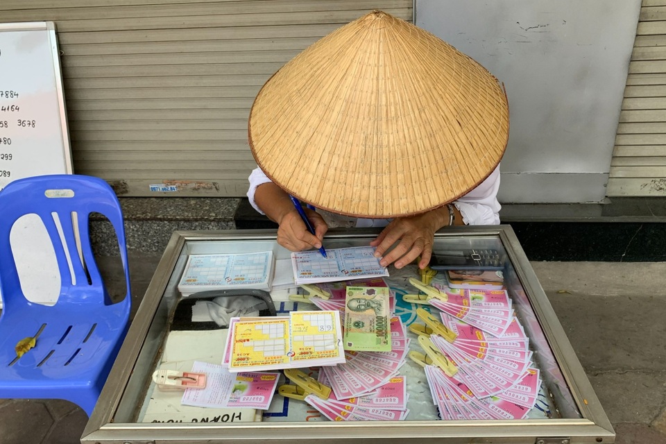 Sa thải nữ nhân viên lớn tuổi: Vắt chanh nhưng không... bỏ vỏ! - 2 Sa thải nữ nhân viên lớn tuổi: Vắt chanh nhưng không... bỏ vỏ! - 2