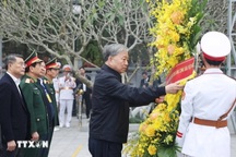 Tổng Bí thư Tô Lâm dâng hương tưởng nhớ và tri ân các Anh hùng liệt sỹ