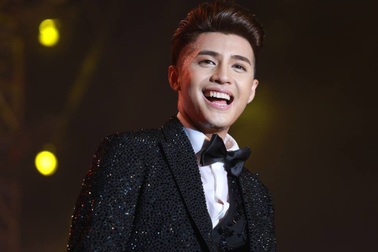 Cùng Noo Phước Thịnh trải nghiệm “Không gian vô cực” tại phố đi bộ Hồ Gươm