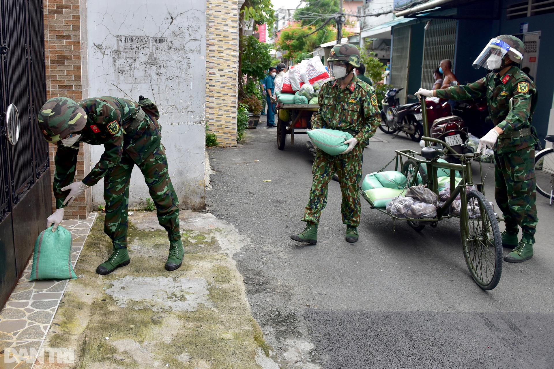 Bộ đội dùng xe đạp thồ chuyển thực phẩm vào tận hẻm nhỏ cho người dân TPHCM - 7 Bộ đội dùng xe đạp thồ chuyển thực phẩm vào tận hẻm nhỏ cho người dân TPHCM - 7
