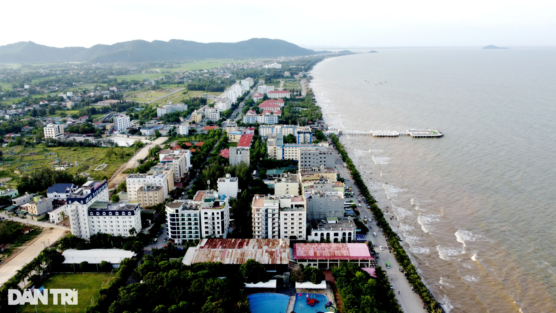 Thiếu chỗ tắm cho người dân và du khách trên bãi biển dài nhất phía Bắc - 1 Thiếu chỗ tắm cho người dân và du khách trên bãi biển dài nhất phía Bắc - 1