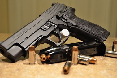 Trung úy công an lén lấy súng trong kho đem ra ngoài bán