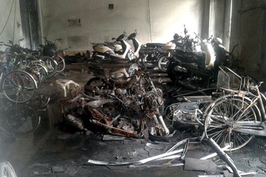 Cháy lớn thiêu rụi nhiều xe máy tại khu chung cư Linh Đàm