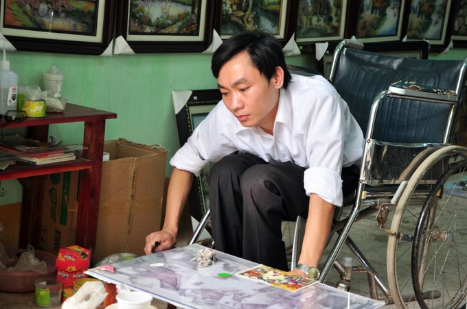 Thầy giáo Nguyễn Đức Thể - giáo viên dạy làm tranh đá quý là một trong những tấm gương vượt lên số phận ở Trung tâm.