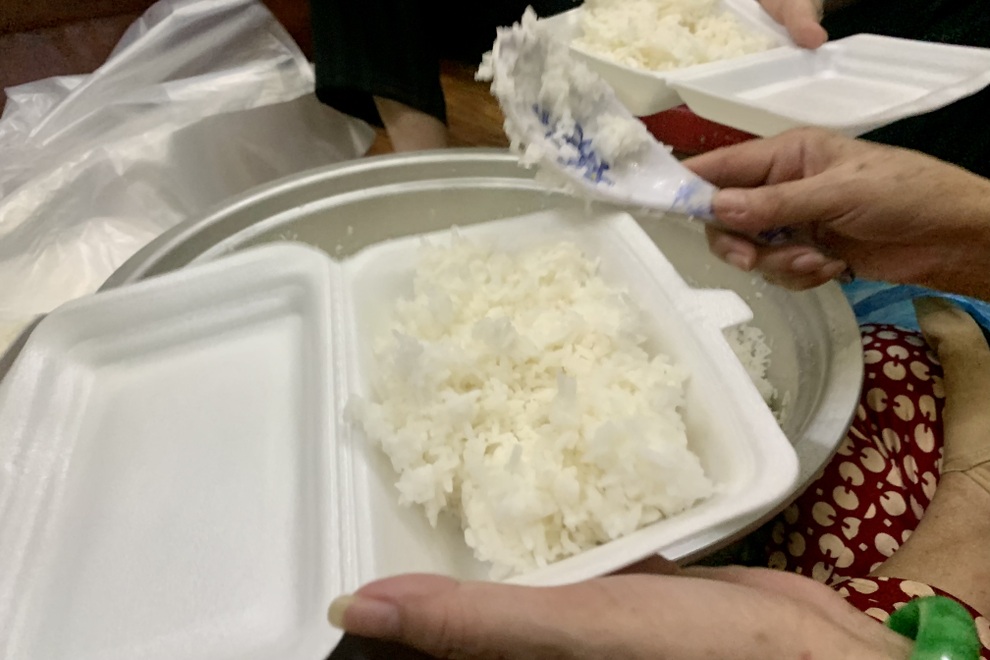 Hàng ngàn suất cơm đầy nghĩa tình và sự tận tâm đã được trao đi - 5 Hàng ngàn suất cơm đầy nghĩa tình và sự tận tâm đã được trao đi - 5
