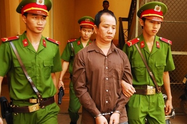 Hỗn chiến sau va quẹt xe, kẻ chết người vào tù