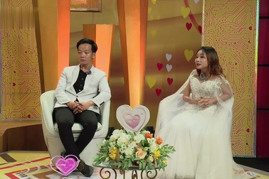 Cặp đôi nói dối về bản thân vì quen qua mạng, chỉ nhắn tin và gọi điện