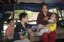 Đau nhói lòng cảnh vợ chồng tiều phu vật vã nuôi 3 con thơ bại não