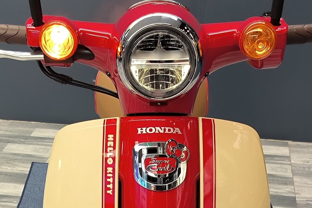 Honda Super Cub 50 bản Hello Kitty về Việt Nam, chào giá 150 triệu đồng - 2 Honda Super Cub 50 bản Hello Kitty về Việt Nam, chào giá 150 triệu đồng - 2