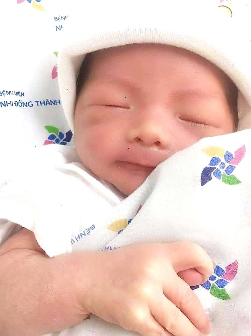 Bé trai sơ sinh bị bỏ bên đường trong đêm mưa lạnh - 3 Bé trai sơ sinh bị bỏ bên đường trong đêm mưa lạnh - 3