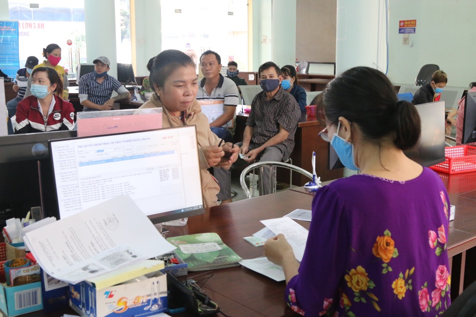 Người lao động tại Long An tấp nập đi làm thủ tục trợ cấp thất nghiệp - 7 Người lao động tại Long An tấp nập đi làm thủ tục trợ cấp thất nghiệp - 7