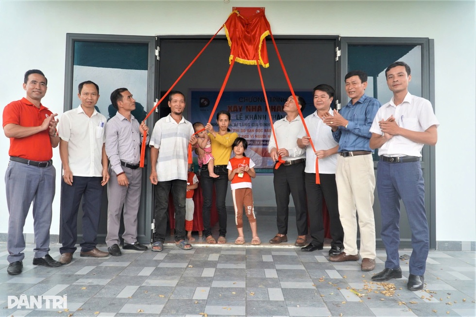 Nhờ tấm lòng bạn đọc Dân trí, vợ chồng khờ cùng 3 con thơ có ngôi nhà mới - 6 Nhờ tấm lòng bạn đọc Dân trí, vợ chồng khờ cùng 3 con thơ có ngôi nhà mới - 6