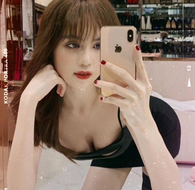 Hậu bị chê gầy đến bốc hơi vòng 1, Ngọc Trinh không thèm trả lời mà tung ngay loạt ảnh chụp cận ngực đầy để đáp trả thế này! - Ảnh 4. Hậu bị chê gầy đến bốc hơi vòng 1, Ngọc Trinh không thèm trả lời mà tung ngay loạt ảnh chụp cận ngực đầy để đáp trả thế này! - Ảnh 4.