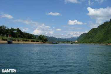 Theo mẹ đi thu hoạch ngô, bé trai 7 tuổi rơi xuống sông tử vong