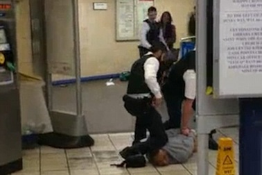 Khoảnh khắc trấn áp kẻ tấn công bằng dao tại ga tàu điện ngầm London