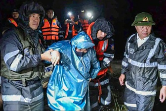 Thêm một đêm trắng giữa dòng lũ