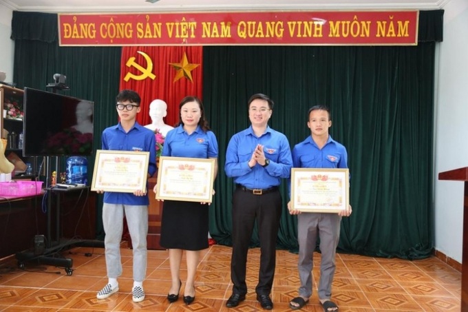 Bí thư Tỉnh đoàn Quảng Ninh trao Bằng khen và phần thưởng cho các đoàn viên dũng cảm cứu người. 
