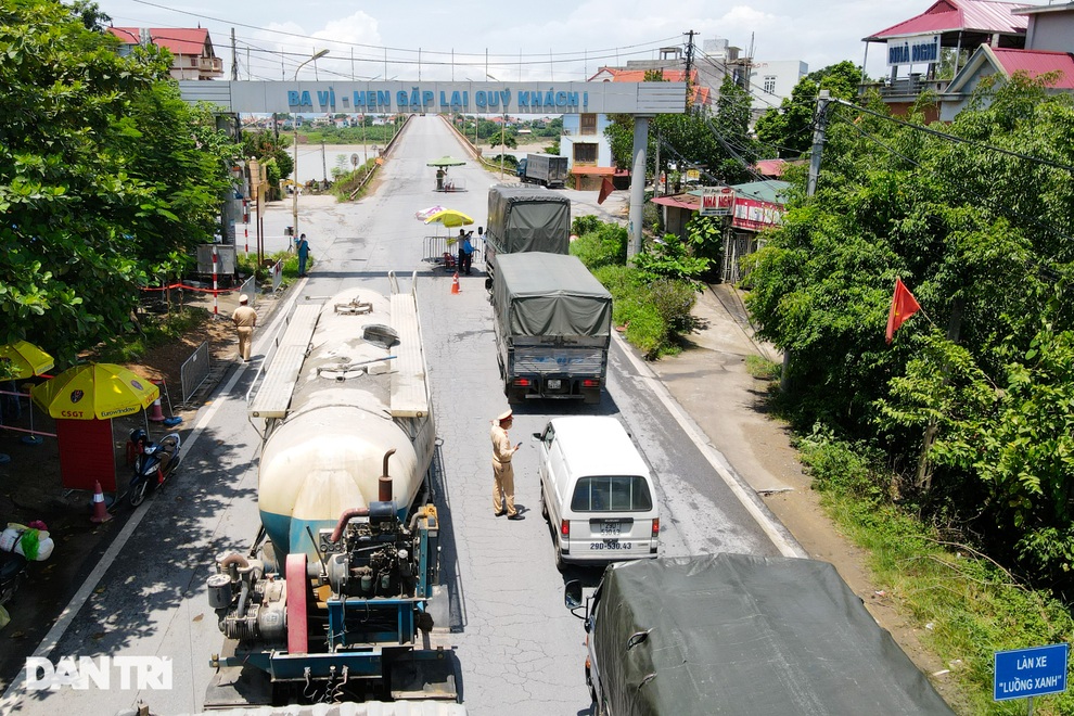Siết chặt kiểm soát xe cứu thương, xe luồng xanh ở cửa ngõ Hà Nội - 1 Siết chặt kiểm soát xe cứu thương, xe luồng xanh ở cửa ngõ Hà Nội - 1