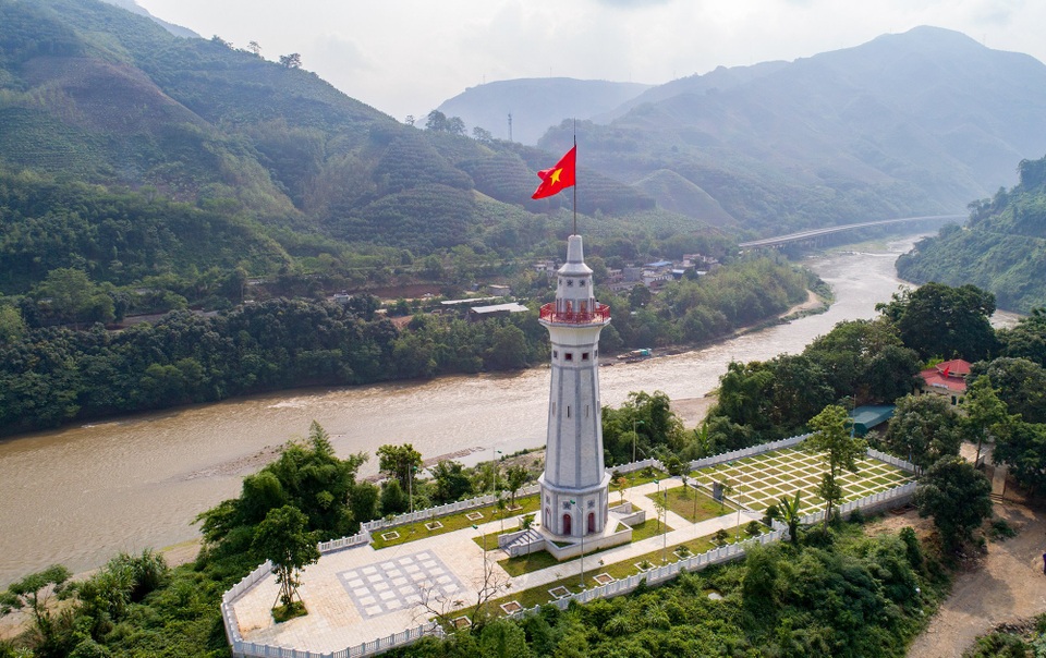 Cột cờ Lũng Pô: Nơi con sông Hồng chảy vào Đất Việt - 1 Cột cờ Lũng Pô: Nơi con sông Hồng chảy vào Đất Việt - 1