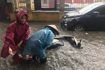 Đường phố Hà Nội ngập như sông sau trận mưa lớn bất thường