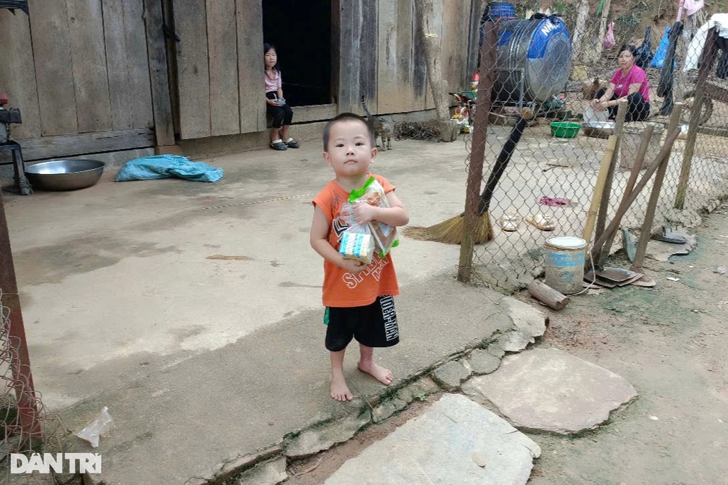 Hơn 322 triệu đồng từ bạn đọc giúp bé trai dân tộc Mông vượt qua tử thần - 2 Hơn 322 triệu đồng từ bạn đọc giúp bé trai dân tộc Mông vượt qua tử thần - 2