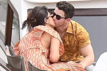 Priyanka Chopra tình tứ bên chồng kém 10 tuổi trên sông Seine