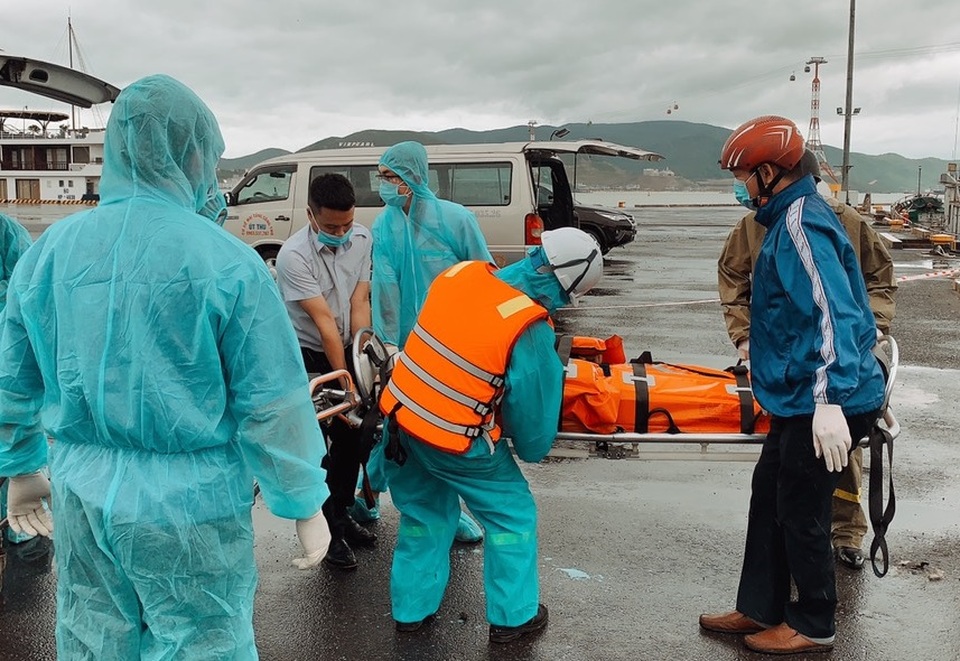 Cứu sống 4 thuyền viên tàu nước ngoài bị nạn ngoài khơi Nha Trang - 1 Cứu sống 4 thuyền viên tàu nước ngoài bị nạn ngoài khơi Nha Trang - 1