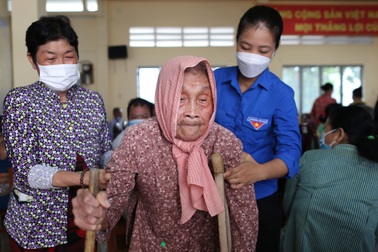 Người dân Trà Vinh được khám bệnh miễn phí, nhận học bổng từ báo Dân trí