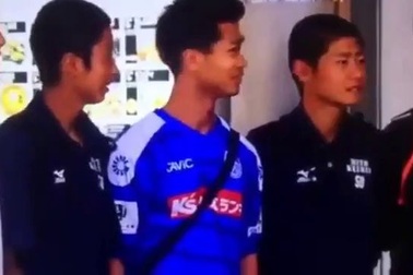 Công Phượng phát tờ rơi tại Nhật Bản