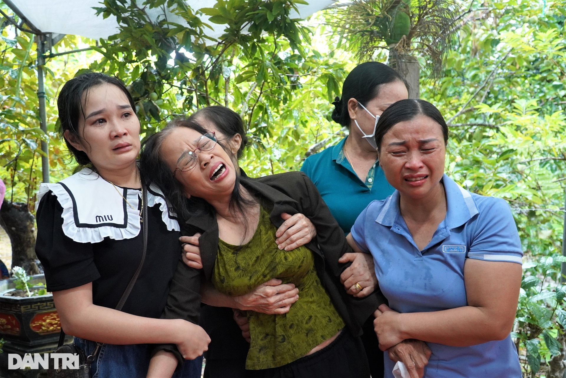Người dân đội mưa, nghẹn ngào đón linh cữu CSGT hy sinh trên đèo Bảo Lộc - 7 Người dân đội mưa, nghẹn ngào đón linh cữu CSGT hy sinh trên đèo Bảo Lộc - 7