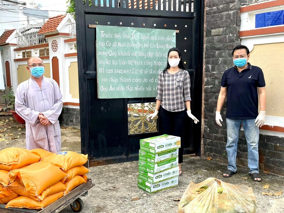 Trịnh Kim Chi tiết lộ bí quyết giữ gìn hôn nhân hạnh phúc sau 2 thập kỷ - 6 Trịnh Kim Chi tiết lộ bí quyết giữ gìn hôn nhân hạnh phúc sau 2 thập kỷ - 6