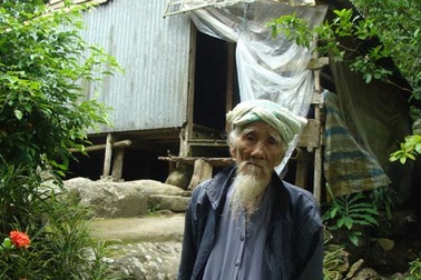 Đạo sĩ ẩn tu luyện võ diệt rắn hổ mây khổng lồ