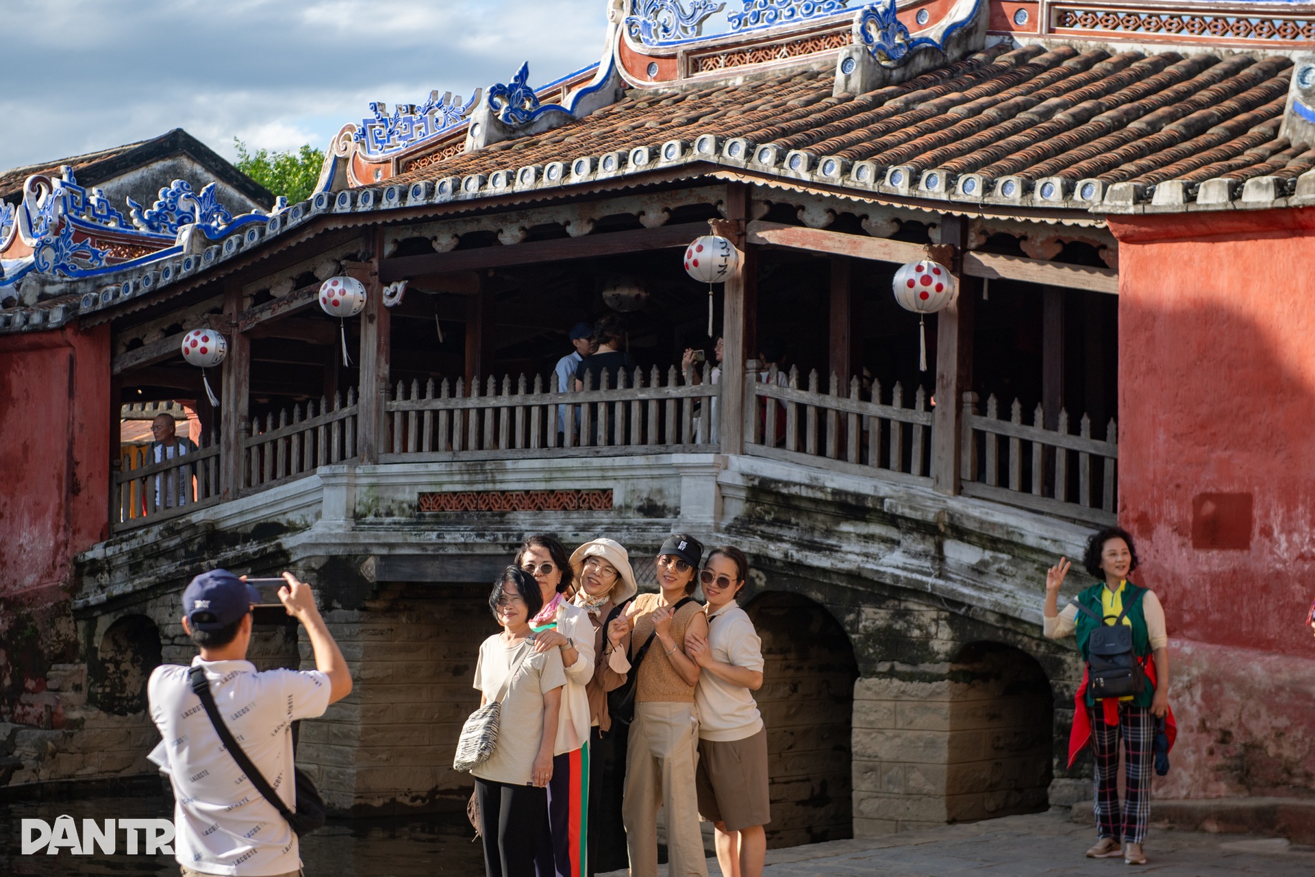 ទីក្រុង Hoi An រស់ឡើងវិញបន្ទាប់ពីព្យុះ និងទឹកជំនន់ មានភាពអ៊ូអរដើម្បីស្វាគមន៍ភ្ញៀវទេសចរមកវិញ - ១០ Hội An bừng sức sống sau bão lũ, nhộn nhịp đón khách du lịch trở lại - 10