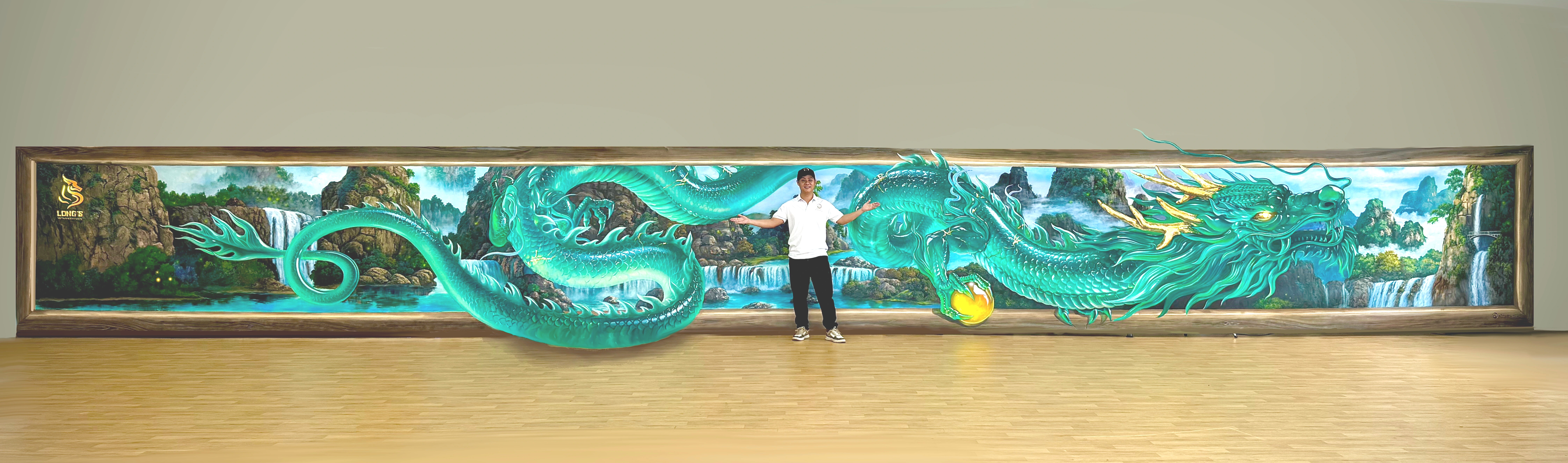 Young artist brings glowing dragon painting abroad, price over 100