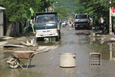 Bức xúc vì ô nhiễm, dân hò nhau chặn xe tải