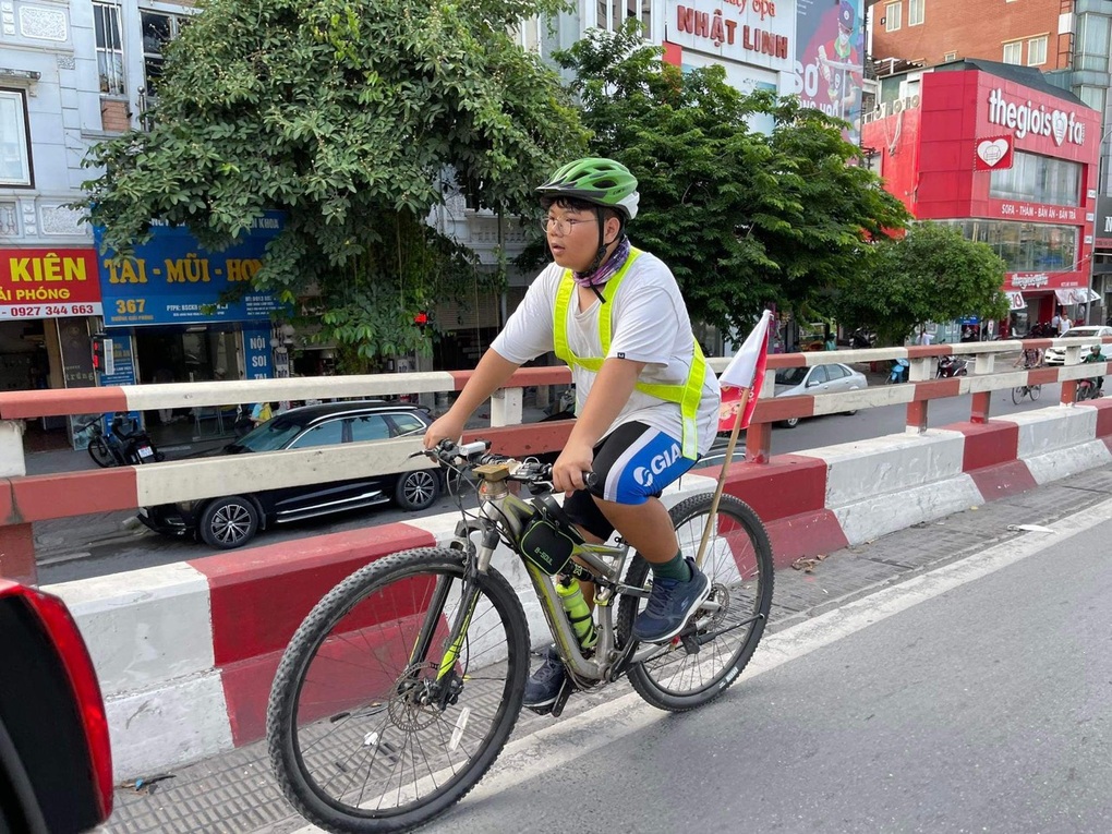 Cậu bé 15 tuổi vượt 800km từ Đà Nẵng ra Hà Nội bằng xe đạp - 9 Cậu bé 15 tuổi vượt 800km từ Đà Nẵng ra Hà Nội bằng xe đạp - 9