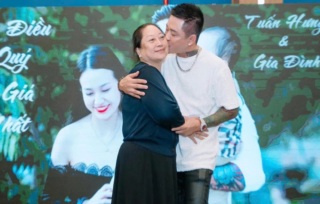 Tuấn Hưng phải hủy show ở châu Âu, về Việt Nam vì mẹ ốm nặng - 2